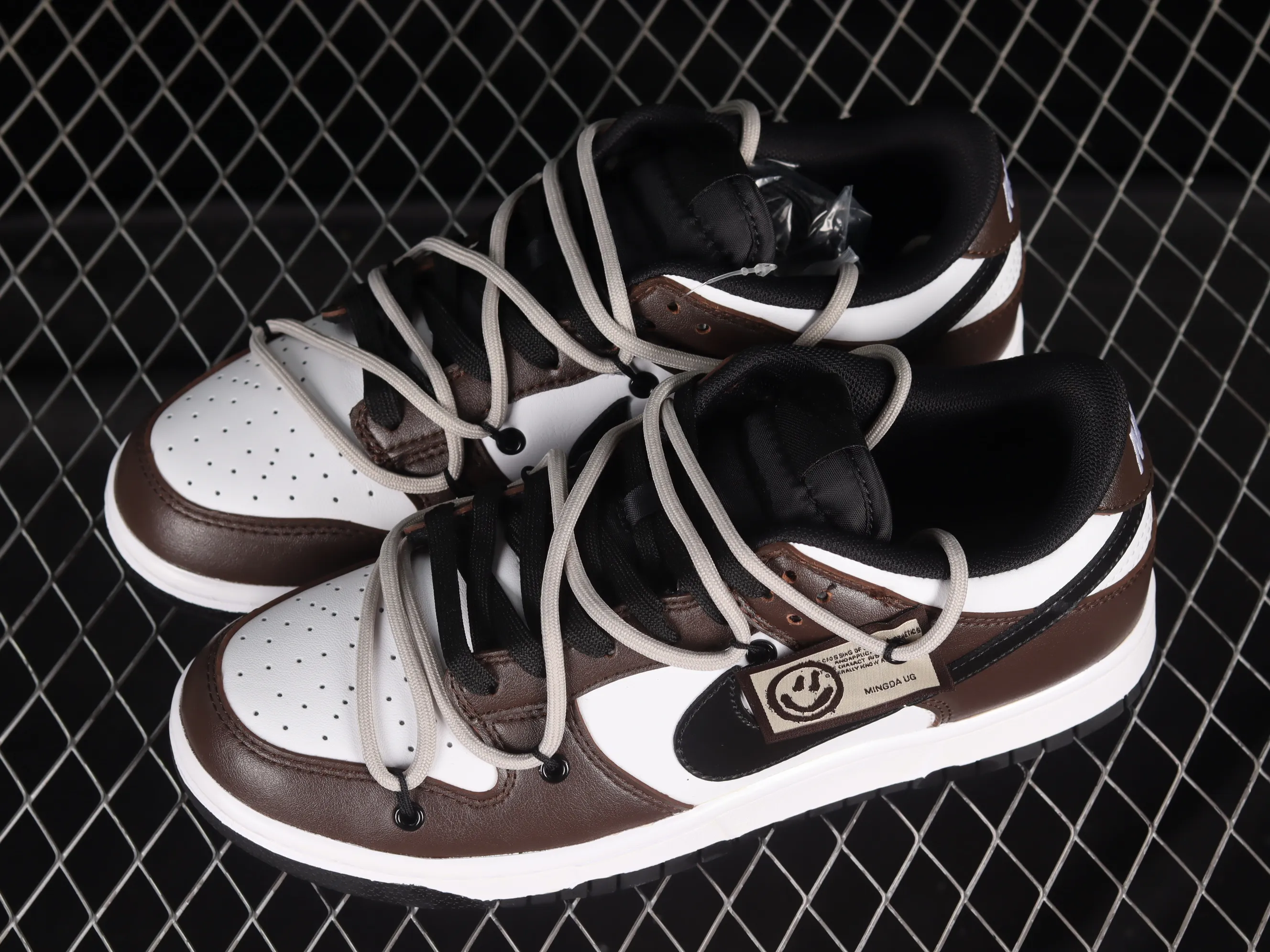 All Categories Nk SB Dunk Series Nk SB Dunk Low Low-top sneakers Nk Dunk Low Black Smiley Customized version of deconstructed strap casual sneakers DJ6188-002